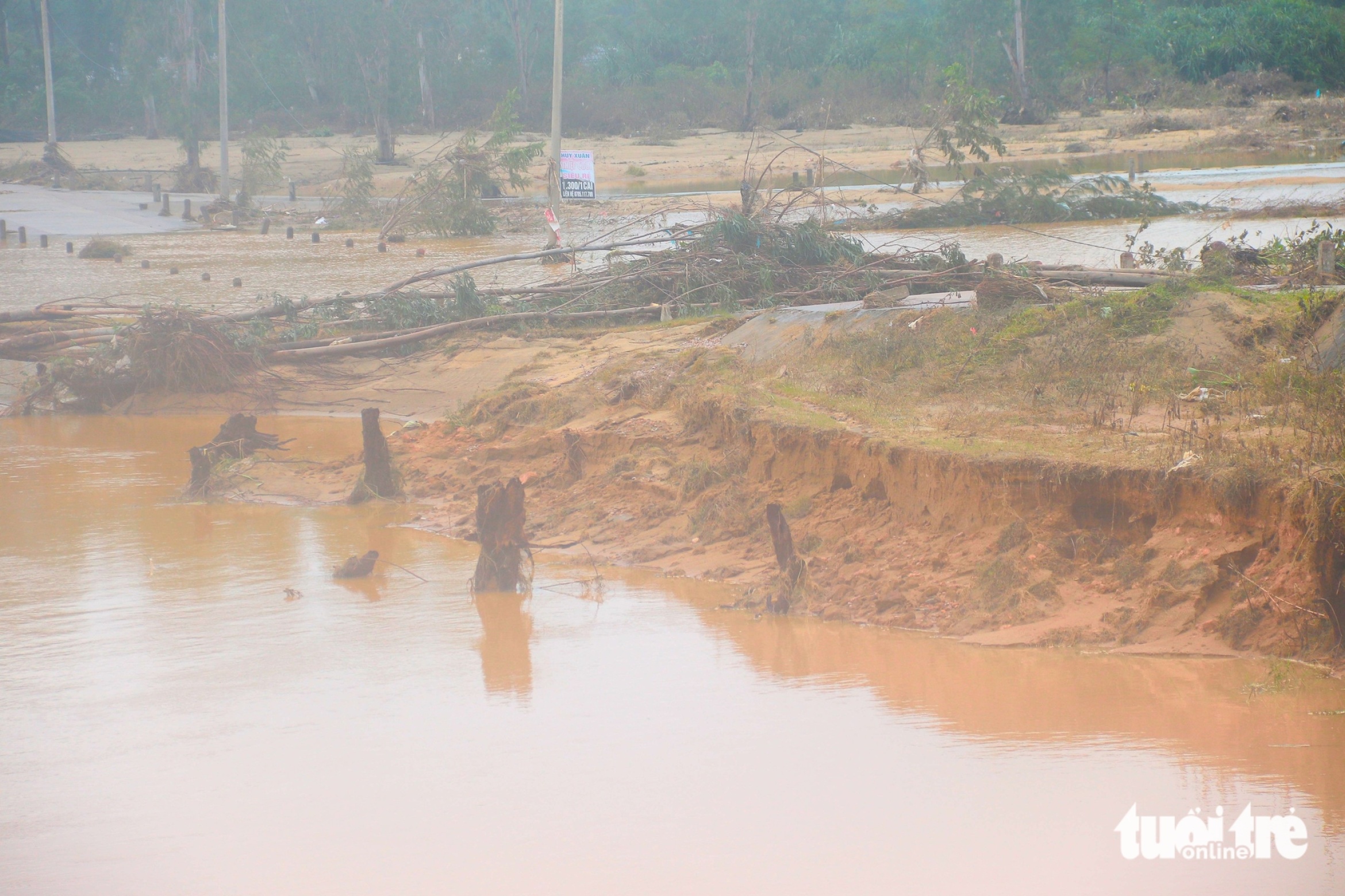 岘港:洪水冲垮连接南福社与会安的交通要道桥梁